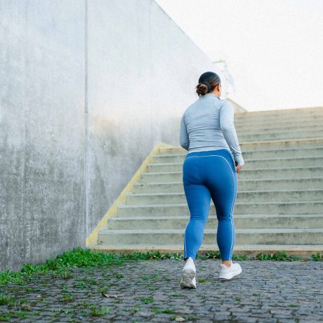 femme devant un escalier