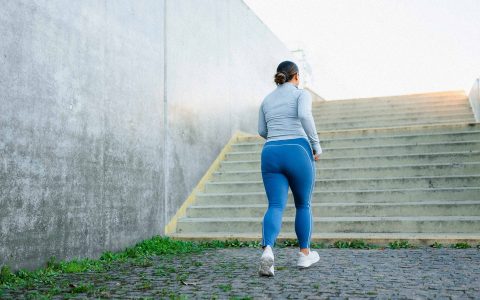femme devant un escalier