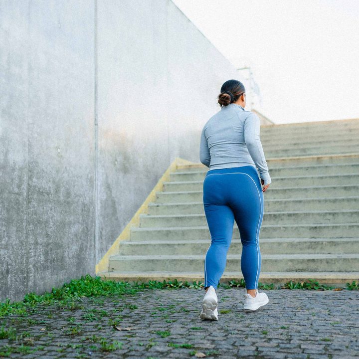 femme devant un escalier