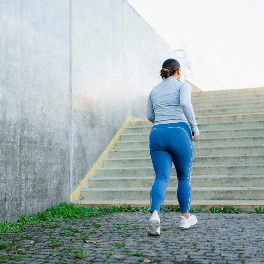 femme devant un escalier