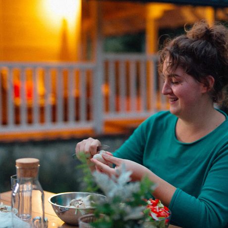 femme préparant un repas à l'extérieur