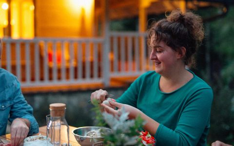 femme préparant un repas à l'extérieur