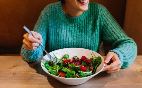 femme mangeant une salade