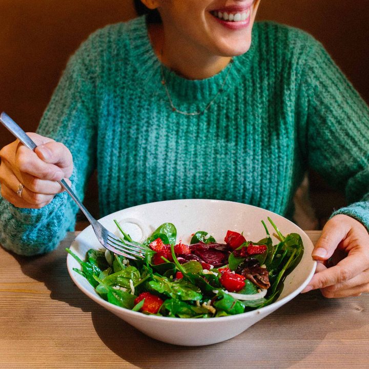 femme mangeant une salade
