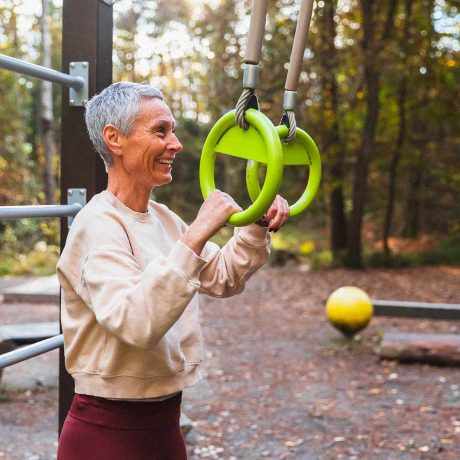 installations sportives extérieures, femme avec anneaux de gymnastique